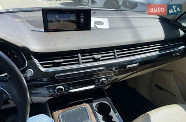 Внедорожник / Кроссовер Audi Q7 2016 в 