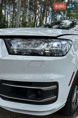 Внедорожник / Кроссовер Audi Q7 2016 в 