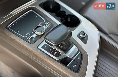 Внедорожник / Кроссовер Audi Q7 2015 в 