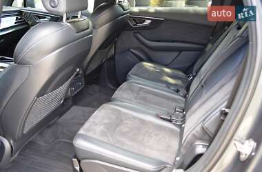 Позашляховик / Кросовер Audi Q7 2020 в 