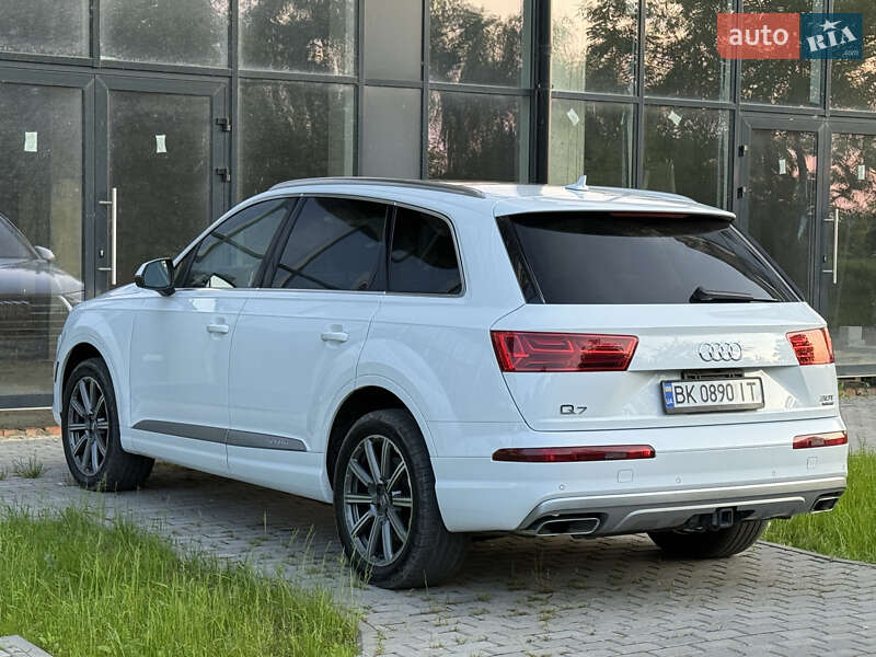 Позашляховик / Кросовер Audi Q7 2017 в Рівному