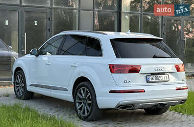 Внедорожник / Кроссовер Audi Q7 2017 в 