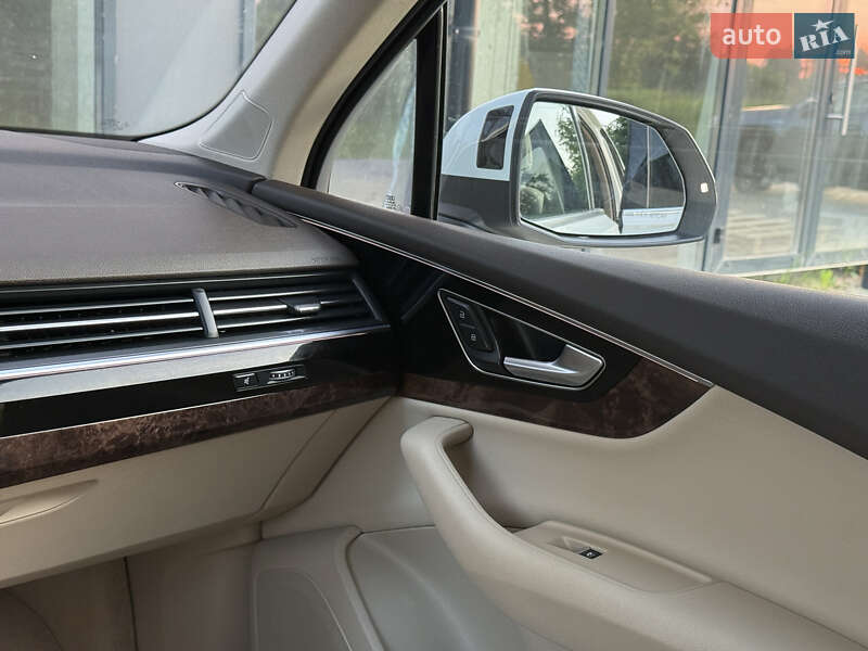 Позашляховик / Кросовер Audi Q7 2017 в Рівному
