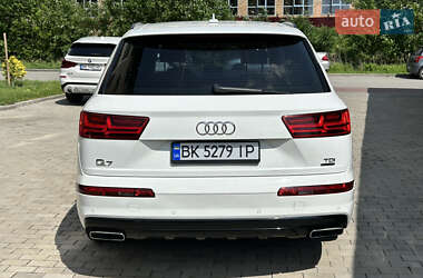 Позашляховик / Кросовер Audi Q7 2015 в 
