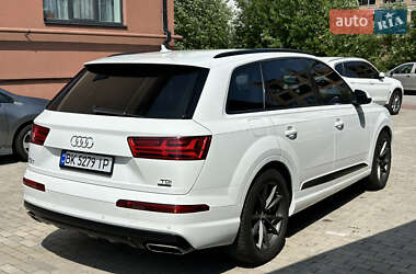 Позашляховик / Кросовер Audi Q7 2015 в 