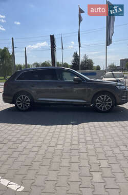 Внедорожник / Кроссовер Audi Q7 2016 в 