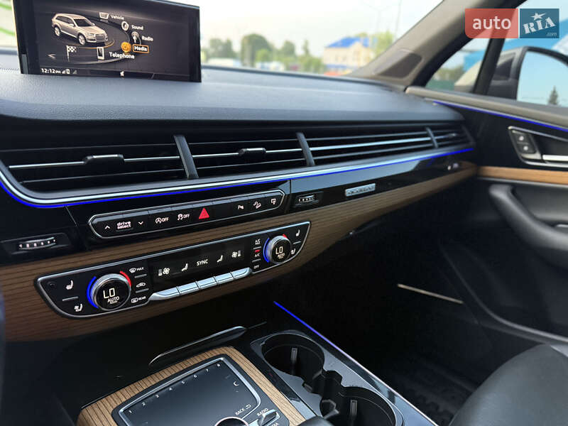 Внедорожник / Кроссовер Audi Q7 2017 в Нововолынске