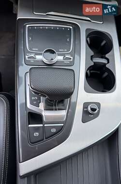 Внедорожник / Кроссовер Audi Q7 2015 в 
