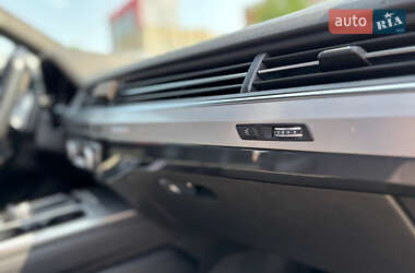 Внедорожник / Кроссовер Audi Q7 2015 в 