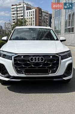 Позашляховик / Кросовер Audi Q7 2025 в 