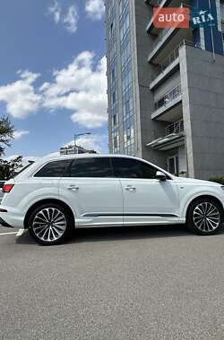 Позашляховик / Кросовер Audi Q7 2025 в 