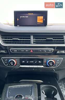 Внедорожник / Кроссовер Audi Q7 2016 в 