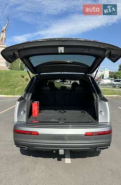 Внедорожник / Кроссовер Audi Q7 2016 в 