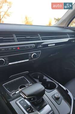 Позашляховик / Кросовер Audi Q7 2015 в 