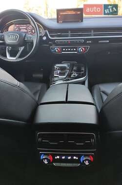 Позашляховик / Кросовер Audi Q7 2015 в 