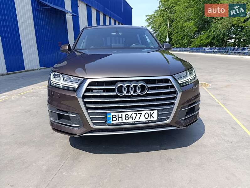 Внедорожник / Кроссовер Audi Q7 2016 в 