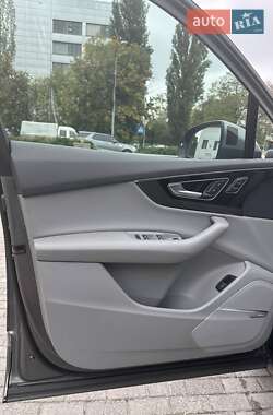 Внедорожник / Кроссовер Audi Q7 2016 в 