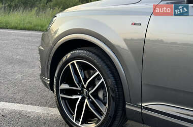 Внедорожник / Кроссовер Audi Q7 2017 в 