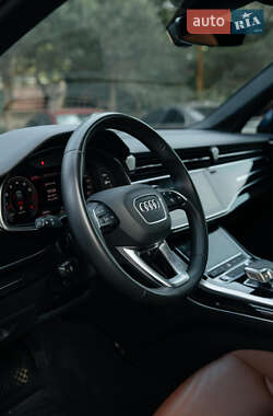 Позашляховик / Кросовер Audi Q7 2021 в 