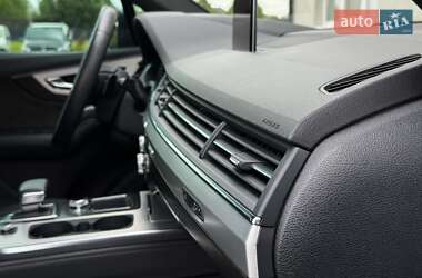 Позашляховик / Кросовер Audi Q7 2019 в 