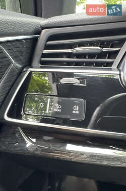 Позашляховик / Кросовер Audi Q7 2020 в 