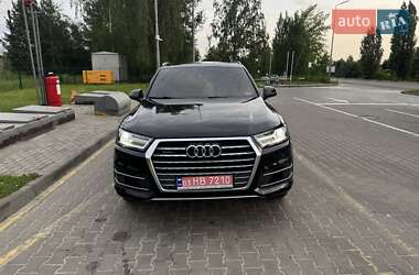 Позашляховик / Кросовер Audi Q7 2017 в Вараші