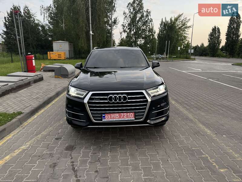 Внедорожник / Кроссовер Audi Q7 2017 в 
