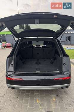 Внедорожник / Кроссовер Audi Q7 2017 в 