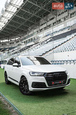 Внедорожник / Кроссовер Audi Q7 2017 в 