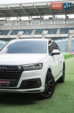 Внедорожник / Кроссовер Audi Q7 2017 в 