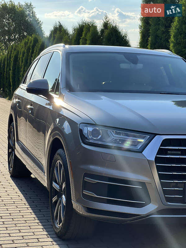 Внедорожник / Кроссовер Audi Q7 2016 в 