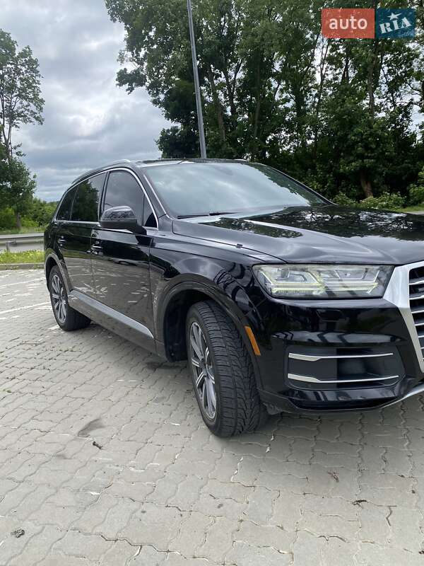 Внедорожник / Кроссовер Audi Q7 2016 в 