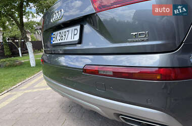 Внедорожник / Кроссовер Audi Q7 2016 в 