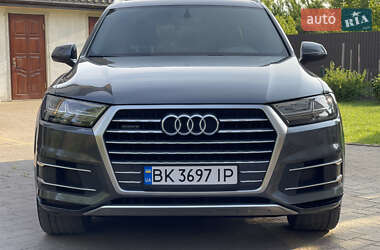 Внедорожник / Кроссовер Audi Q7 2016 в 