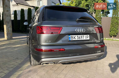 Внедорожник / Кроссовер Audi Q7 2016 в 