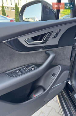 Позашляховик / Кросовер Audi Q7 2017 в 