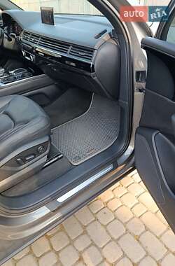 Внедорожник / Кроссовер Audi Q7 2016 в 