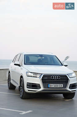 Внедорожник / Кроссовер Audi Q7 2016 в 