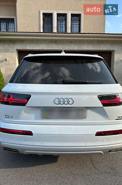 Позашляховик / Кросовер Audi Q7 2016 в 