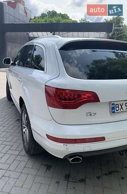 Внедорожник / Кроссовер Audi Q7 2015 в 