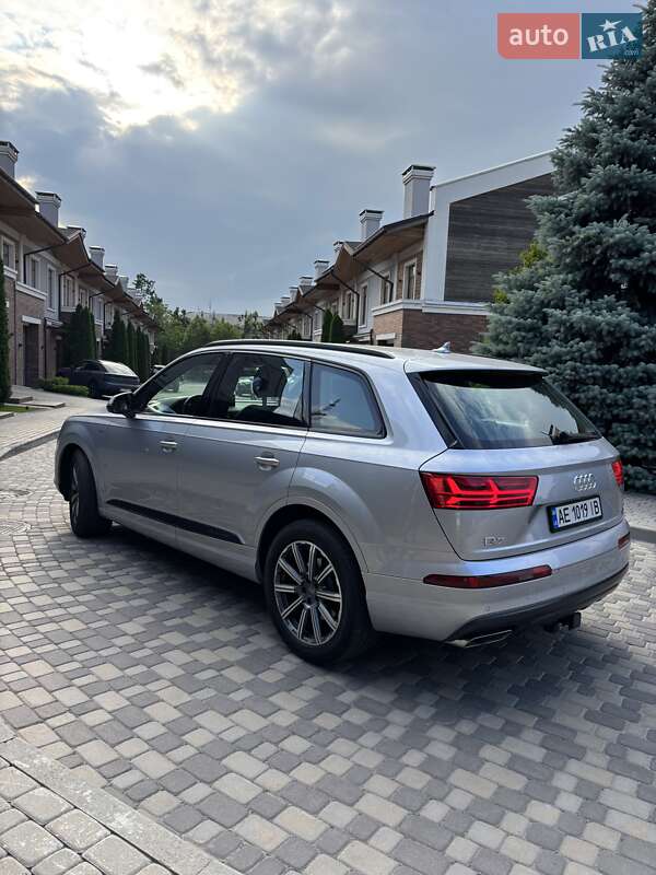 Позашляховик / Кросовер Audi Q7 2016 в Дніпрі