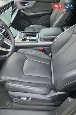 Позашляховик / Кросовер Audi Q7 2020 в 