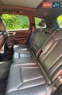 Внедорожник / Кроссовер Audi Q7 2016 в 