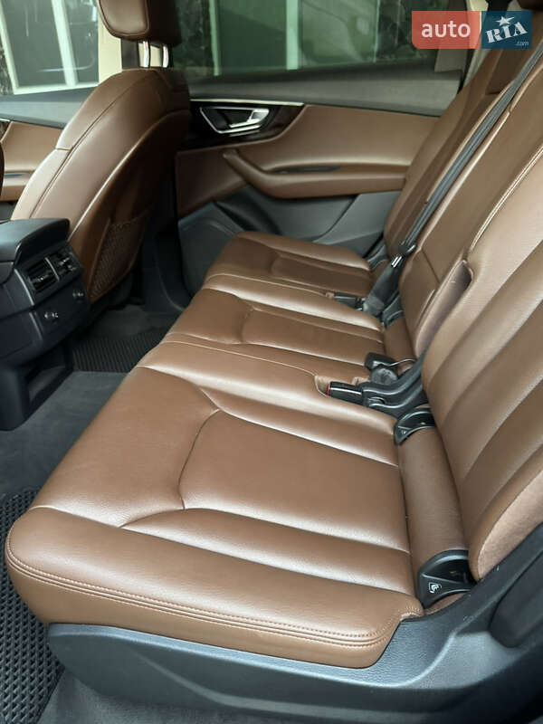 Позашляховик / Кросовер Audi Q7 2015 в Володимирі