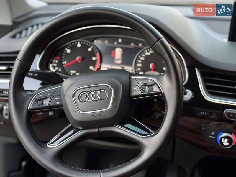 Позашляховик / Кросовер Audi Q7 2015 в Володимирі