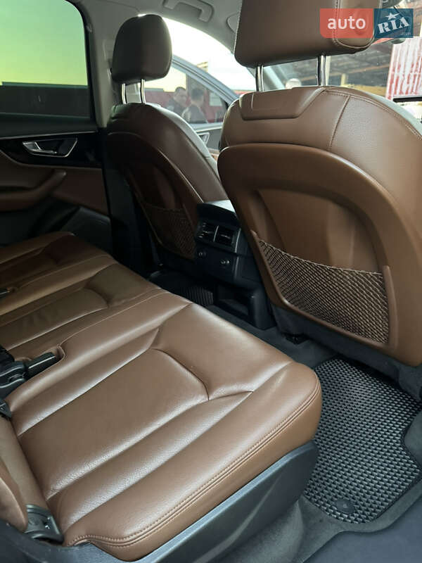 Позашляховик / Кросовер Audi Q7 2015 в Володимирі