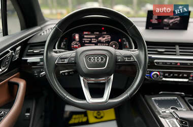 Позашляховик / Кросовер Audi Q7 2018 в 