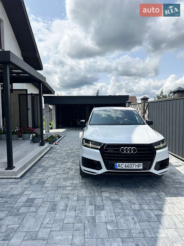Внедорожник / Кроссовер Audi Q7 2017 в 