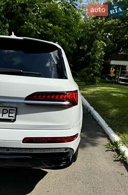 Внедорожник / Кроссовер Audi Q7 2021 в 