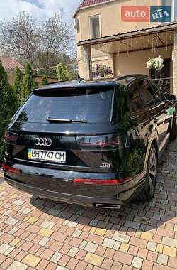 Внедорожник / Кроссовер Audi Q7 2016 в 